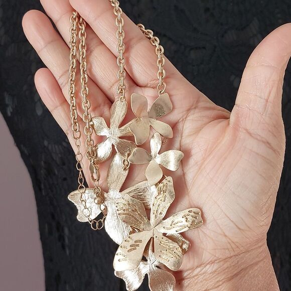 5-Petal Flower Link Gold Tone Statement Necklace Etched Engraved Detailing - Picture 6 of 6